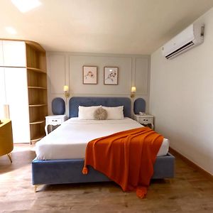 Zimmer mit Kingsize-Bett